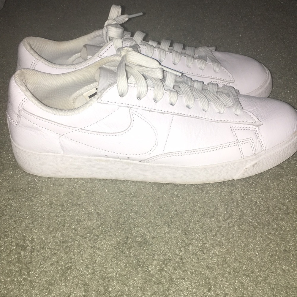 Nike blazer low all white sneakers!